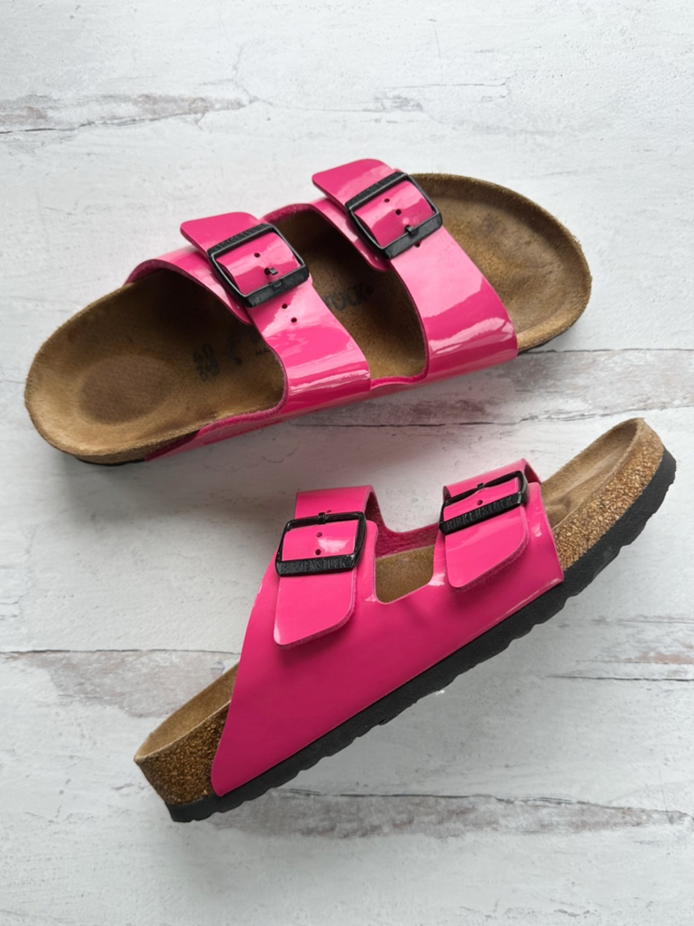 Birkenstock • Arizona Patent Pink Sandals Sz 40 - Picture 2 of 11